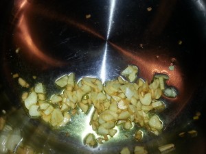 Sauteed garlic in olive oil 